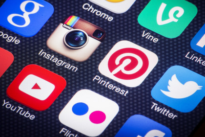 Social media icons on smartphone Administración de redes sociales en Cancun